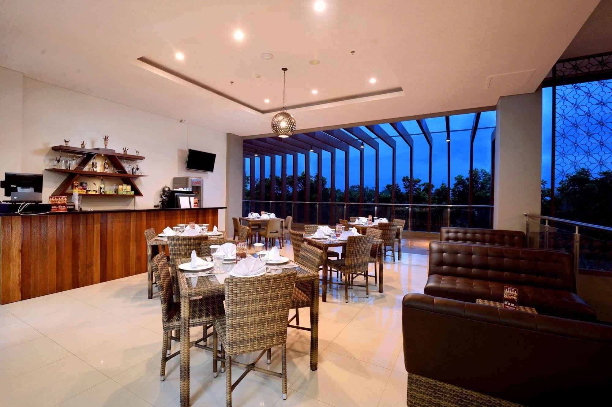 ดิ เอเทรียม โฮเต็ล แอนด์ รีสอร์ต ยอกยาการ์ต้า Hotel Melati ภายนอก รูปภาพ